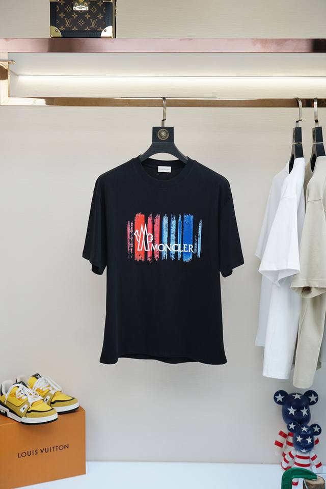 蒙口，2025Ss系列新品P 男士短袖时尚经典圆领设计！奢华品牌字母Logo搭配！高级定制百搭款式 任何人都可以轻松驾驭 采用高档顶级双丝光棉面料！非常显档次懂