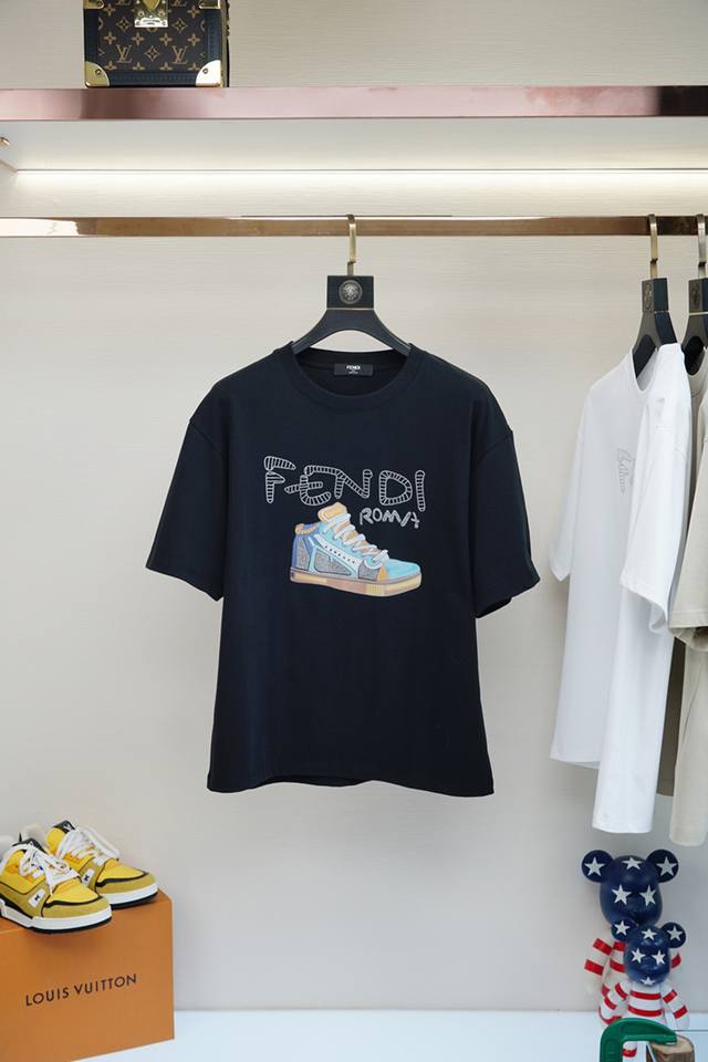 啊芬迪 2025Ss系列新品P 男士短袖时尚经典圆领设计！奢华品牌字母Logo搭配！高级定制百搭款式 任何人都可以轻松驾驭 采用高档顶级双丝光棉面料！非常显档次