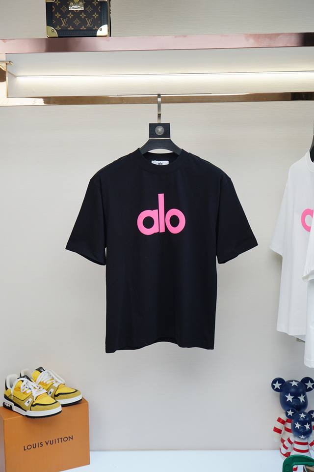 Alo 欧跑。2025夏季独家专供新款原单男士休闲短袖 高端定制 高端版本 时尚百搭爆款进口纯棉面料 手感超柔软细腻 穿着亲肤舒适 高端精品 代工厂P精细做工