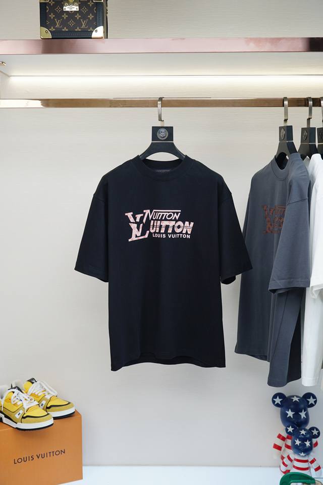 Lv路易威登--2025夏季独家专供新款原单男士休闲短袖 高端定制 高端版本 时尚百搭爆款进口纯棉面料 手感超柔软细腻 穿着亲肤舒适 高端精品 代工厂P精细做工