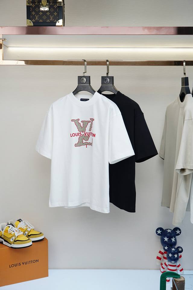 Lv 路易威登，2025夏季独家专供新款原单男士休闲短袖 高端定制 高端版本 时尚百搭爆款进口纯棉面料 手感超柔软细腻 穿着亲肤舒适 高端精品 代工厂P精细做工
