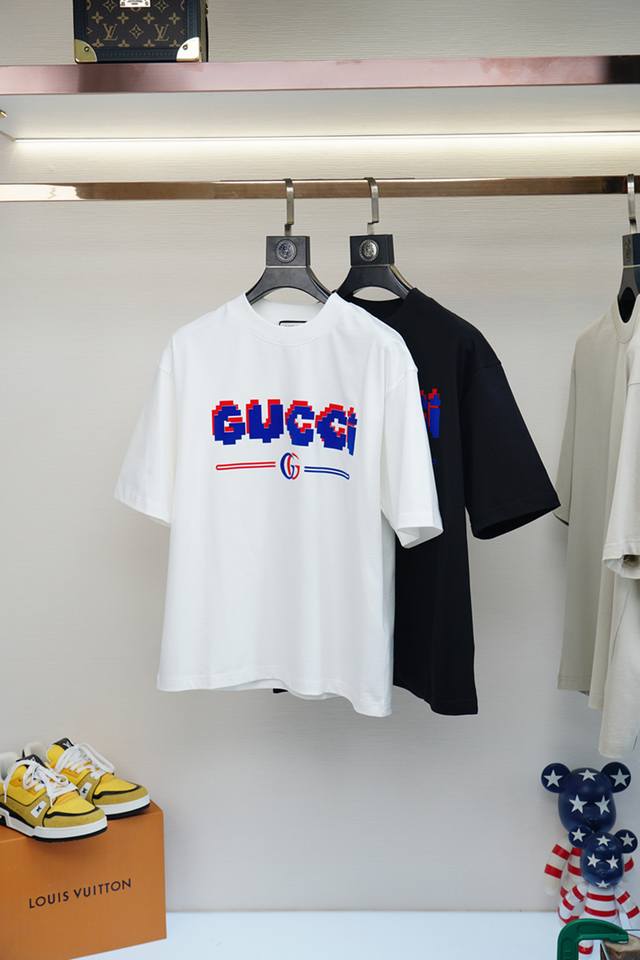 Gucci，古奇 2025夏季独家专供新款原单男士休闲短袖 高端定制 高端版本 时尚百搭爆款进口纯棉面料 手感超柔软细腻 穿着亲肤舒适 高端精品 代工厂P精细做