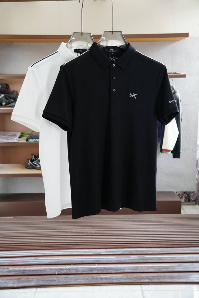 始祖鸟重磅推荐！2025早春。新品 专柜在售 时尚高端男装Polo-胸前Logo个性时尚 进口顶极高密度丝光珠地，极为亲肤舒适 摸上去非常的细腻，质感很好，舒软