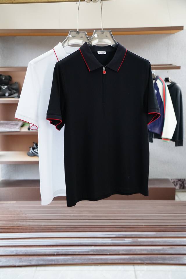 Kiton 重磅推荐！2025早春。新品 专柜在售 时尚高端男装Polo-胸前Logo个性时尚 进口顶极高密度丝光珠地，极为亲肤舒适 摸上去非常的细腻，质感很好