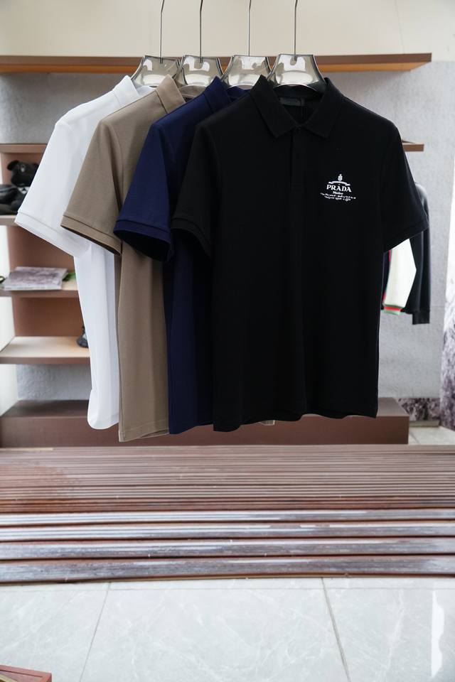 Prada 普拉达重磅推荐！2025早春。新品 专柜在售 时尚高端男装Polo-胸前Logo个性时尚 进口顶极高密度丝光珠地，极为亲肤舒适 摸上去非常的细腻，质