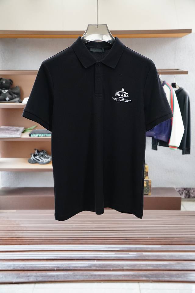 普拉达 Prada重磅推荐！2025早春。新品 专柜在售 时尚高端男装Polo-胸前Logo个性时尚 进口顶极高密度丝光珠地，极为亲肤舒适 摸上去非常的细腻，质