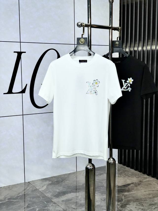 Lv 。顶级货品2025春夏新款首发专柜最新款短袖圆领T恤 高端订制 设计前卫时尚！品牌Logo重工艺设计 高端定制原版欧棉面料.手感柔软.穿着舒适.B专柜级别