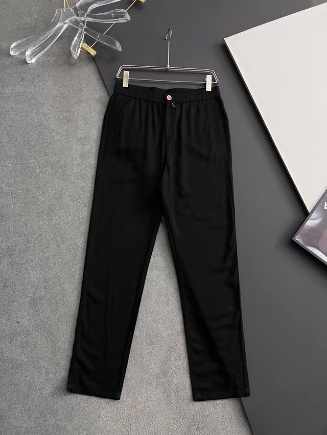 Kiton*25春夏新品 极简运动打造出清爽麻料休闲裤！穿上新颖 时髦面料舒服透气，穿着非常舒适 低调不失奢华 穿出去非常有档次。裤型款式和裁剪亦无需多言 上身