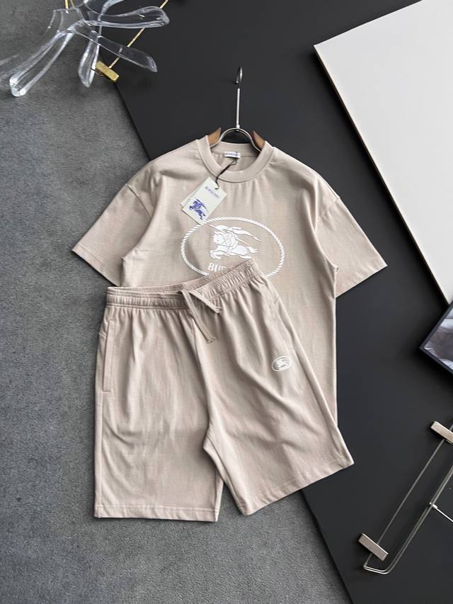 套装Bur、 2025春夏新款男女同款短袖T恤！Logo刺绣设计！极具设计精选客供100%全棉面料，手感柔软亲肤，着身舒适透气性都无法挑剔，实物绝对会让你爱不释