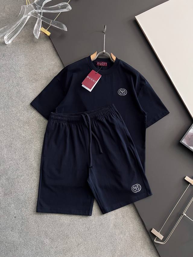 套装Gucc、 2025春夏新款男女同款短袖T恤！Logo刺绣设计！极具设计精选客供100%全棉面料，手感柔软亲肤，着身舒适透气性都无法挑剔，实物绝对会让你爱不