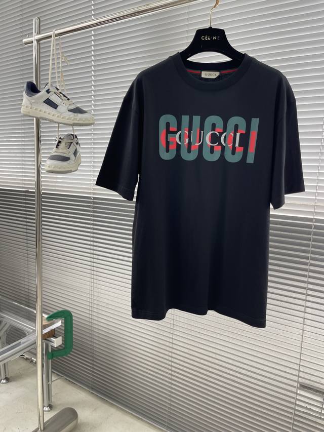 Gucc 25Ss春夏新款首发专柜最新款圆领短袖 高端订制 设计前卫时尚！品牌Logo重工艺设计 高端定制新疆长绒棉面料.手感柔软.穿着舒适.专柜级别精致车线.