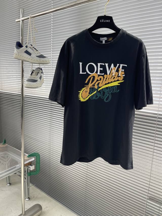 Loew 25Ss新款轻盈棉质 T 恤，正面饰有 Loew Paula’S Ibiza 刺绣。码数：S.M.L.Xl衣长