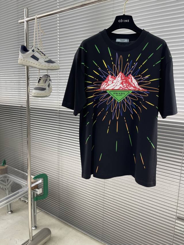 Prad 25Ss春夏新款首发专柜最新款圆领短袖 高端订制 设计前卫时尚！品牌Logo重工艺设计 高端定制新疆长绒棉面料.手感柔软.穿着舒适.专柜级别精致车线.