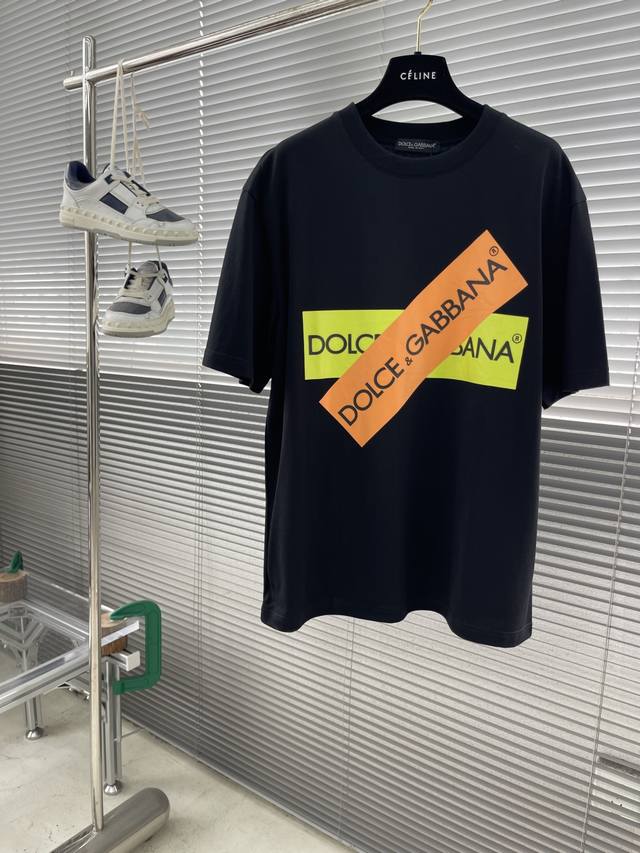 Dg 25Ss春夏新款首发专柜最新款圆领短袖 高端订制 设计前卫时尚！品牌Logo重工艺设计 高端定制新疆长绒棉面料.手感柔软.穿着舒适.专柜级别精致车线.做工