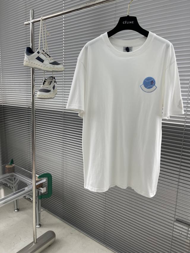 Mon 25夏季多巴胺配色T恤胸口经典品牌图形立体视觉.经典款式绣花设计.耐看时尚.260G纯棉面料，柔软舒适.透气轻薄.顶级元素融合打造经典T恤.面料柔软舒适
