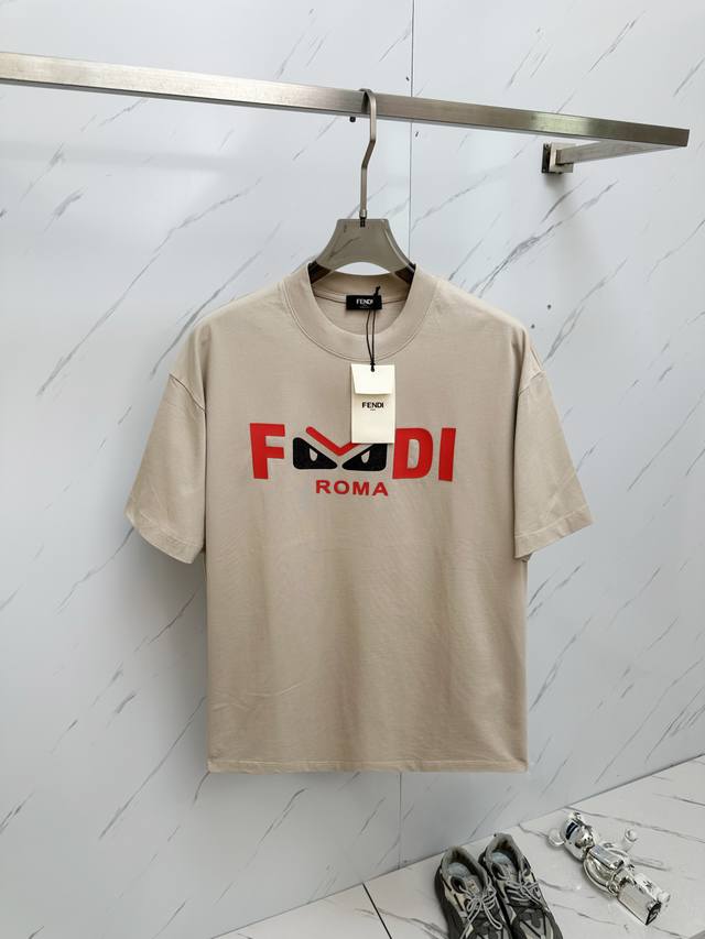 Fd2025 圆领短袖T恤打底衫 元素性的Logo徽章凸显休闲时尚魅力,依然独领时尚风骚.内搭好伴侣 客供高支弹力针织100%液氨空气层面料,平整匀称的针织轻薄
