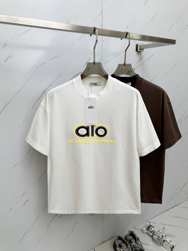 Dior2025 圆领短袖T恤打底衫 元素性的Logo徽章凸显休闲时尚魅力,依然独领时尚风骚.内搭好伴侣 客供高支弹力针织100%液氨空气层面料,平整匀称的针织