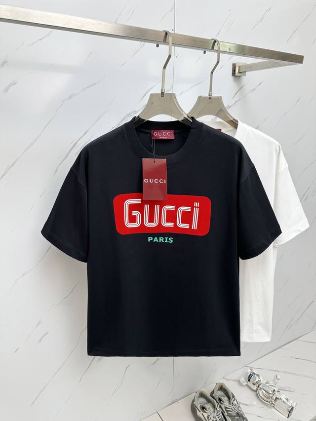 Gucci2025 圆领短袖T恤打底衫 元素性的Logo徽章凸显休闲时尚魅力,依然独领时尚风骚.内搭好伴侣 客供高支弹力针织100%液氨空气层面料,平整匀称的针