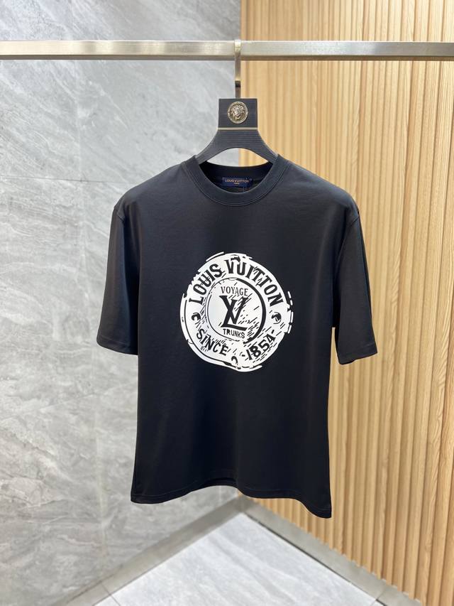 Lv 路易威登 2025年春夏新品上新 三标齐全 丝光棉圆领短袖T恤 好货不用过多介绍 看细节 专柜码数：M-Xxxl 175 140建议L