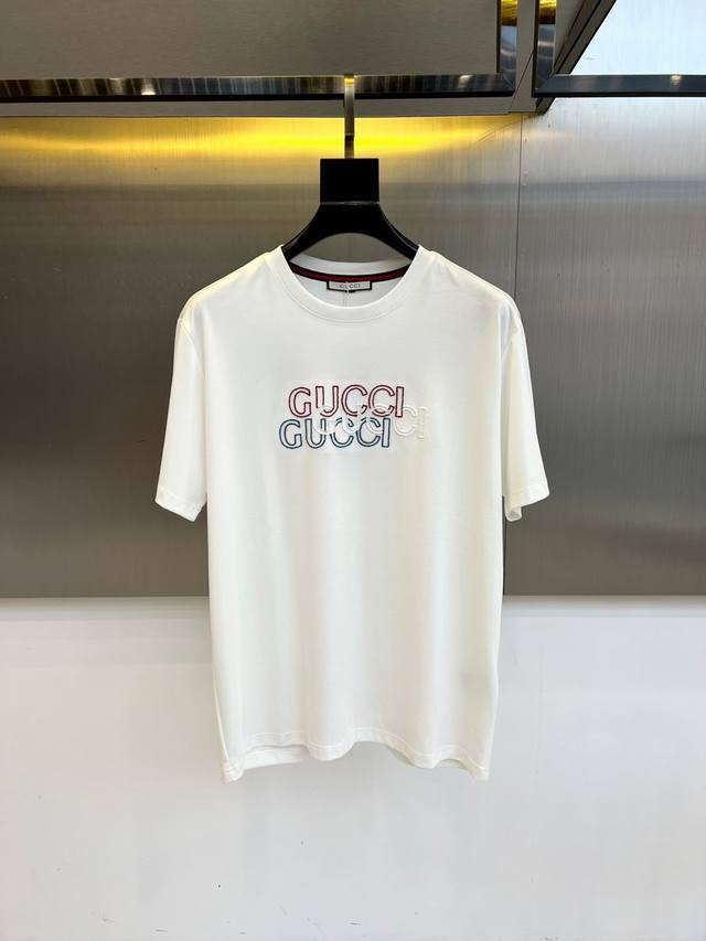 Gucci、2025夏季男士圆领时尚立体字母休闲欧棉短袖T恤，甄选客供进口95%纯棉材质添加5%氨纶混纺制成，更柔软、更加有质感、领口高密罗纹拼接，同缸定染保证