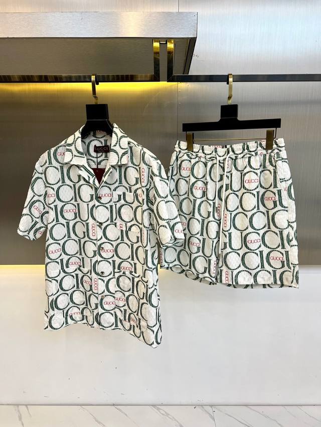 Gucc古驰、2025Ss新品凉感冰丝满幅印花短袖衬衫短裤，套装此款出自品牌 的合作系列 印花Logo 彰显时尚审美 手感超柔软细腻 穿着亲肤舒适 柔软轻盈的丝