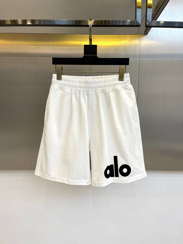 Ao、25S新款夏季休闲短裤！抽绳款、经典Logo设计.简单高级.进口高密棉订制埃及棉面料，手感轻薄透气.舒适感满满.原厂五金质感满满.高级感强！整体视觉简单而