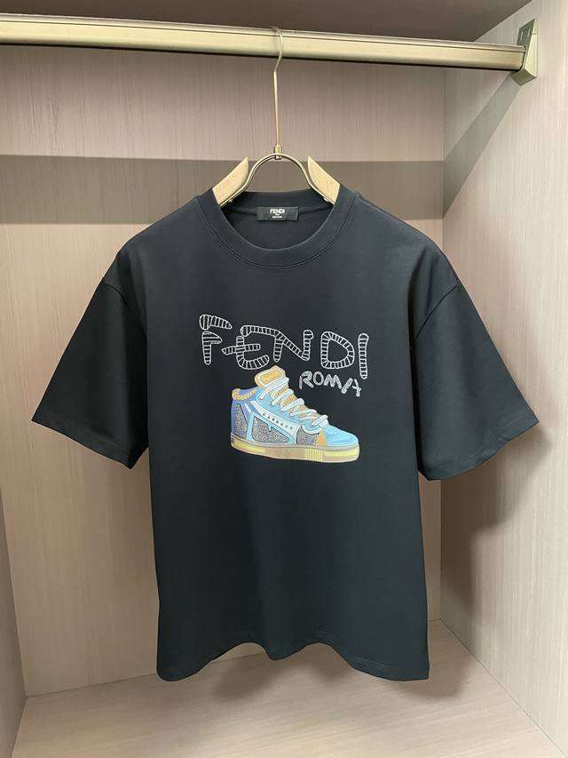 Fd 2025春夏新品，优选特定原版开发双股精棉平纹面料，上身挺阔舒适度佳，外穿内搭随意搭配，男女同款夏日必备尺码S-Xxl