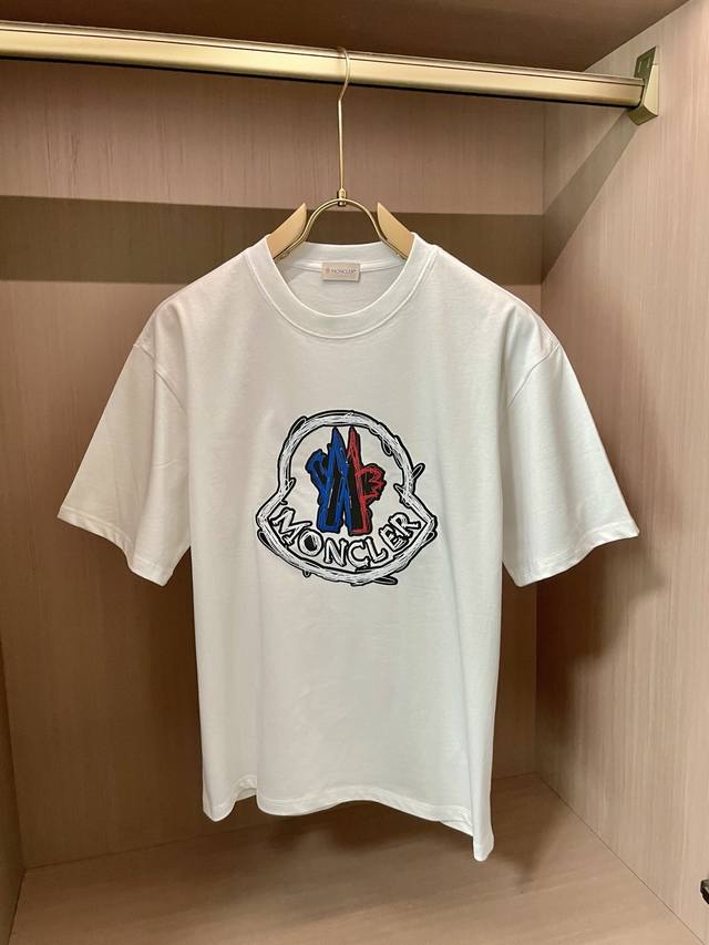 蒙口 2025春夏新品，优选特定原版开发双股精棉平纹面料，上身挺阔舒适度佳，外穿内搭随意搭配，男女同款夏日必备尺码S-Xxl