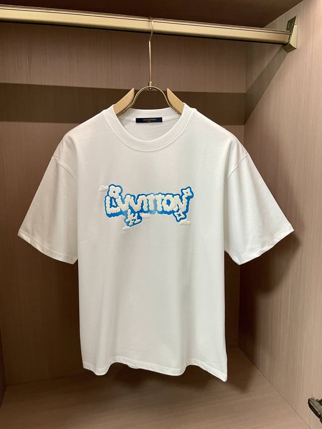 Lv 2025春夏新品，优选特定原版开发双股精棉平纹面料，上身挺阔舒适度佳，外穿内搭随意搭配，男女同款夏日必备尺码S-Xxl