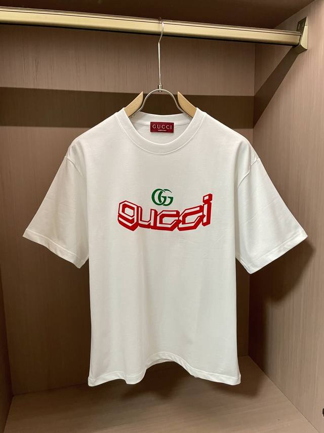 Gucc 2025春夏新品，优选特定原版开发双股精棉平纹面料，上身挺阔舒适度佳，外穿内搭随意搭配，男女同款夏日必备尺码S-Xxl