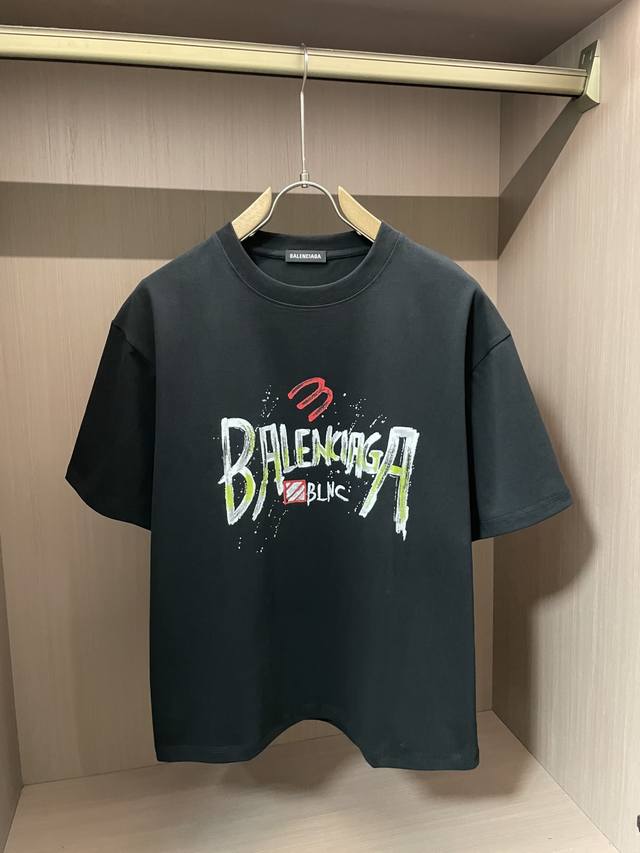 巴黎世家 2025春夏新品，优选特定原版开发双股精棉平纹面料，上身挺阔舒适度佳，外穿内搭随意搭配，男女同款夏日必备尺码S-Xxl