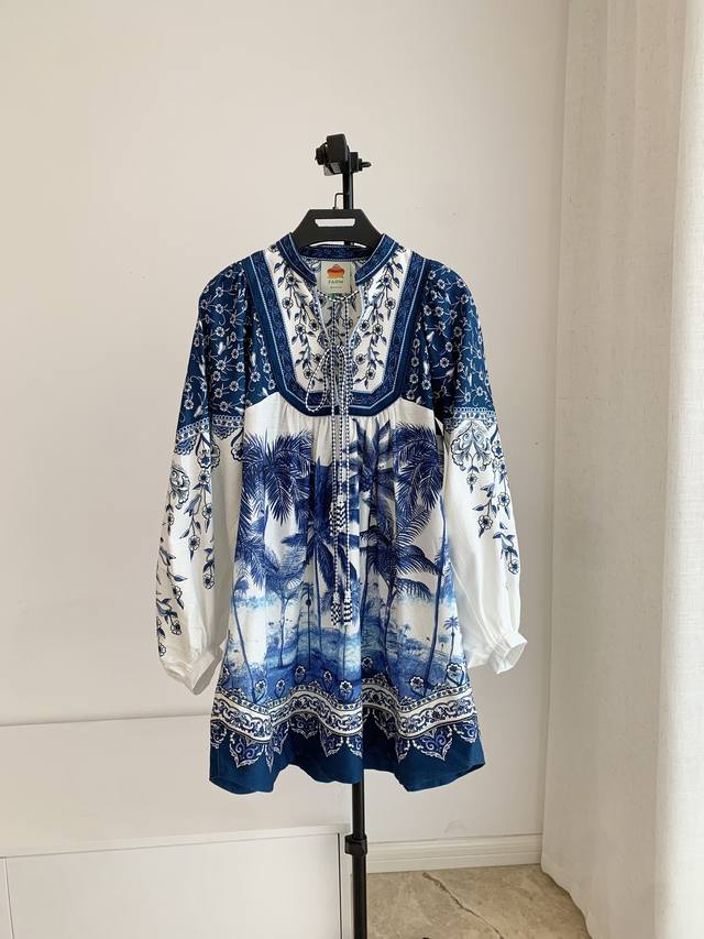 新品Sml Xl Farm Rio亚麻蓝色椰林连衣裙把海岛风情穿在身上啦蓝与白交织 晕染出自带海风的清凉灯笼袖轻晃 藏着松弛感领口系带手工串珠 增添几分随性诗意