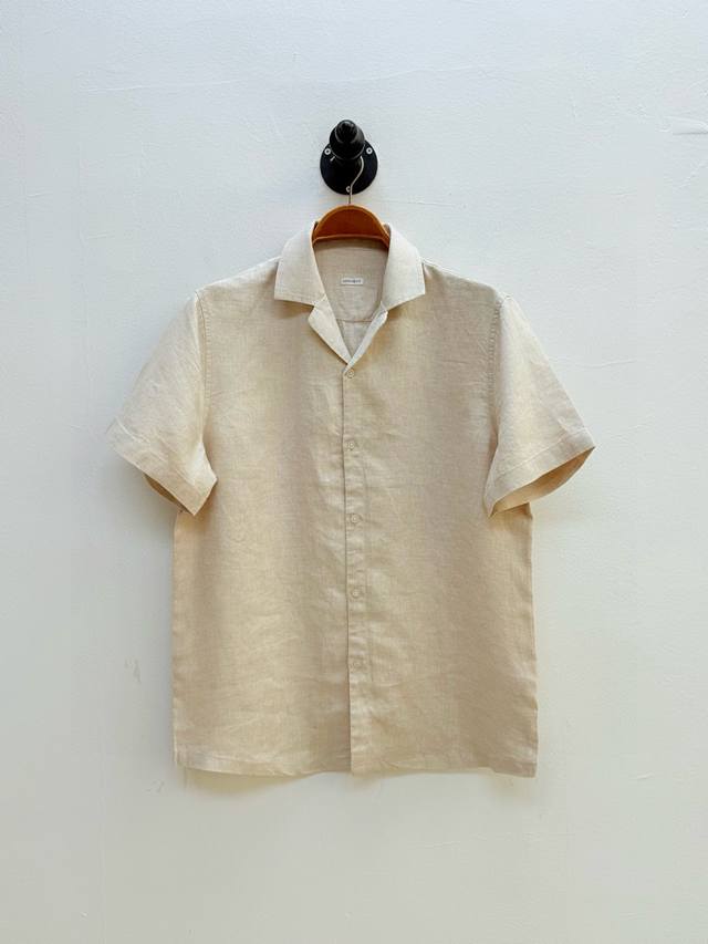 Bc 古巴领亚麻短袖衬衫、代工厂P出品夏季新品单品采用纽扣开襟设计，开襟选用明门襟工艺，纽扣上刻有品牌经典Logo，内敛地彰显身份，是老钱风“不露Logo却识货