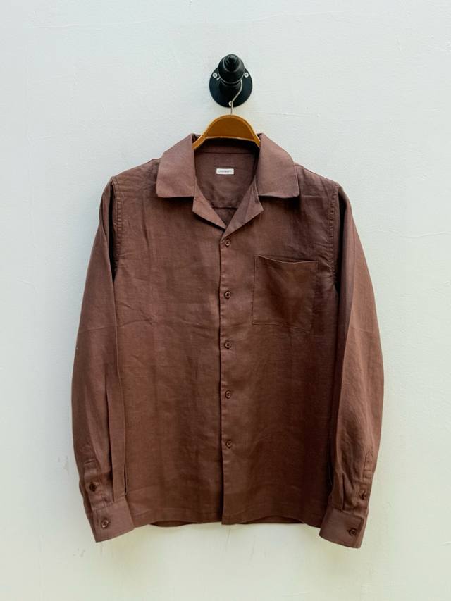 Bc 口袋设计亚麻衬衫、代工厂P出品夏季新品古巴领是这件衬衫的点睛之笔 微微敞开的古巴领设计，自带一种慵懒随性又充满格调的地中海度假氛围 它比传统正装领更放松，