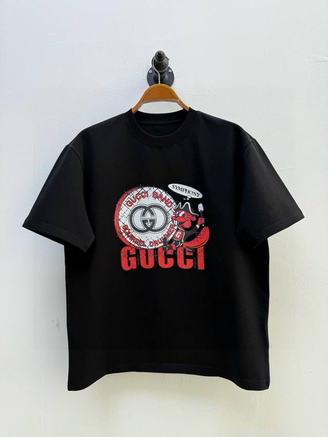Gu 卡通印花圆领短袖T恤、代工厂P出品 春夏新品定制280克全棉面料、质地密实细腻、挺括有型 微阔版型、罗纹圆领、正面大幅涂鸦风格，松鼠作为鼓手、手持鼓槌、背