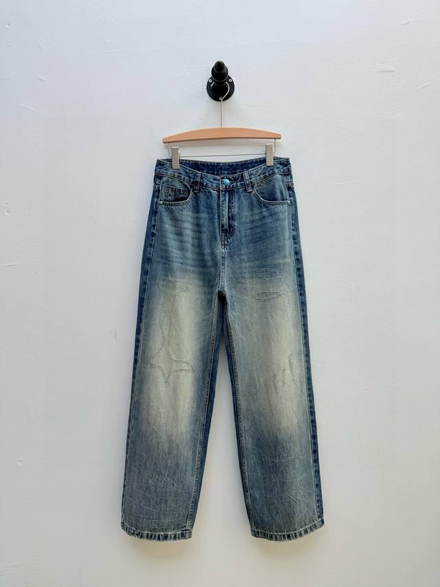 Loe 做旧阔腿牛仔裤、代工厂P出品春夏新品单品以做旧工艺为核心设计语言，通过划痕、磨痕等刻意磨损处理，营造出历经岁月沉淀的复古质感 细节上，仿绿松石装饰的纽扣