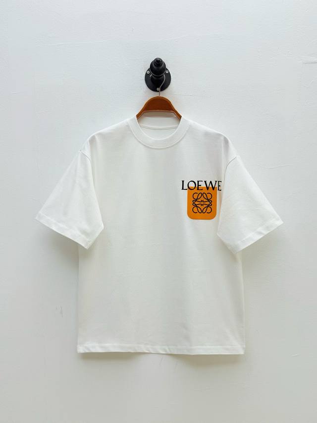 Loe 植绒徽标印花圆领T恤、代工厂P出品春夏新品单品正面胸口的植绒品牌徽标采用立体植绒工艺，触感细腻且视觉层次丰富 背后下摆的皮革压印品牌Logo装饰进一步强