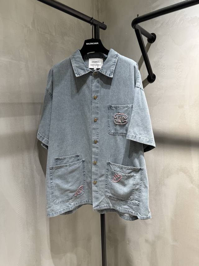 Cc Chane新款宽松牛仔短袖复古水洗牛仔布，Oversize版型自在随性。三口袋设计实用又时髦，春夏叠穿或单穿都可以，尺码Sm Pl