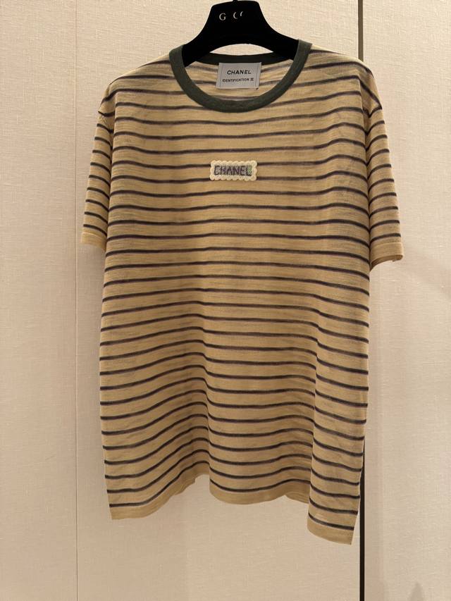 Cc Vintage新款多巴胺条纹短袖宽松版型随性自在，经典条纹百搭不挑人，柔软针织面料透气亲肤。无论是搭配牛仔裤还是半裙，都能轻松穿出高级感，春夏必备单品！均