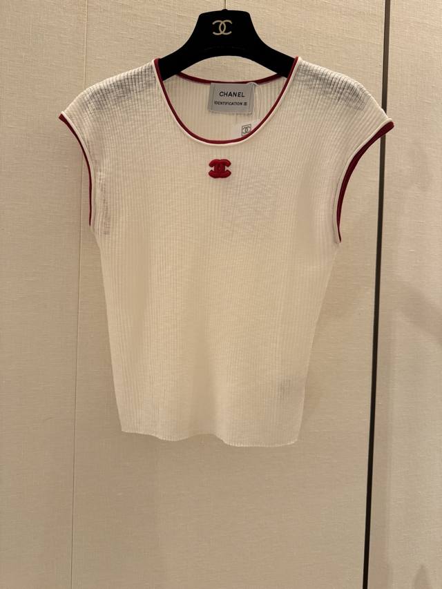 Cc Chane撞色无袖针织衫，活力与舒适并存单品弹力面料贴合身形，撞色设计吸睛亮眼，无袖设计清爽利落。搭配牛仔裤或半裙，轻松穿出夏日层次感，时髦不费力！尺码均