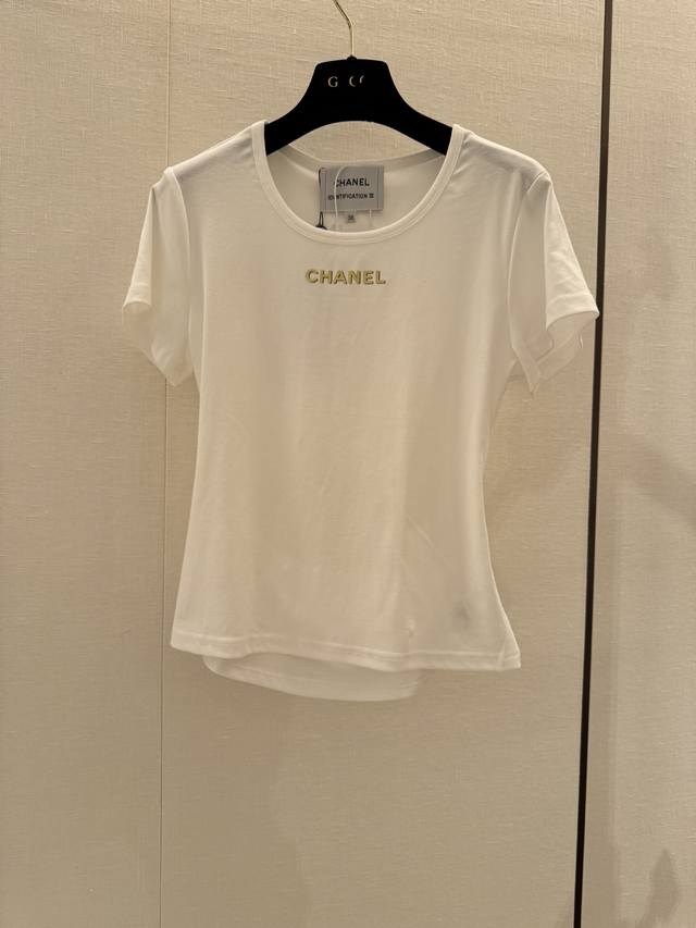 Cc Vintage新款修身露腰短袖，时尚与性感兼具！修身剪裁凸显曲线，短款设计轻盈显瘦，后背露腰小心机，清凉又吸睛。搭配高腰下装，秒变辣妹，夏日街头焦点非你莫
