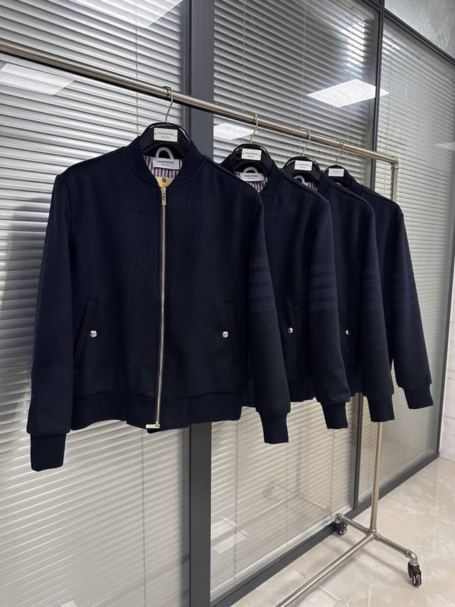 外套 色织四杠毛呢棒球夹克经典四条纹搭配灰色色杠 低调又不失时尚 棒球领设计羊毛呢材质 初春必入单品！！ 搭配Yb五金拉链纽扣 螺纹针织袖口下摆领口 Size：