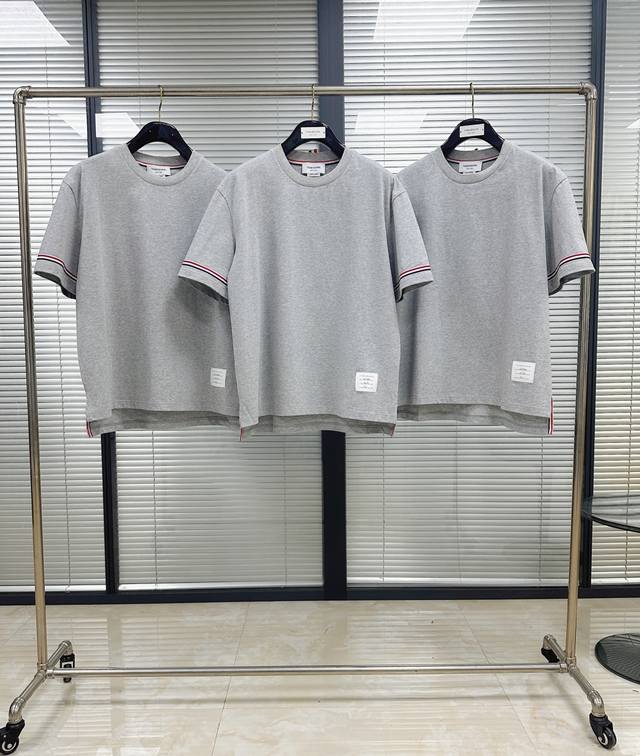 Tee 双袖彩条短袖T恤定制三色彩带 领口螺纹面料 高支高密棉纱 版型挺阔经久耐穿 下摆开衩前短后长设计 拉高身材比例 Size：1 2 3 4