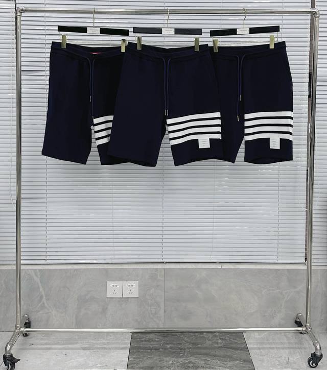 短裤 水波纹华夫格短裤定织纺染采用420克 洗后455克 全棉华夫格材质 4Bar循环面料纯手工拼接 定制红白蓝织带2 5Cm 定织全棉螺纹包含 领口经典贝壳五