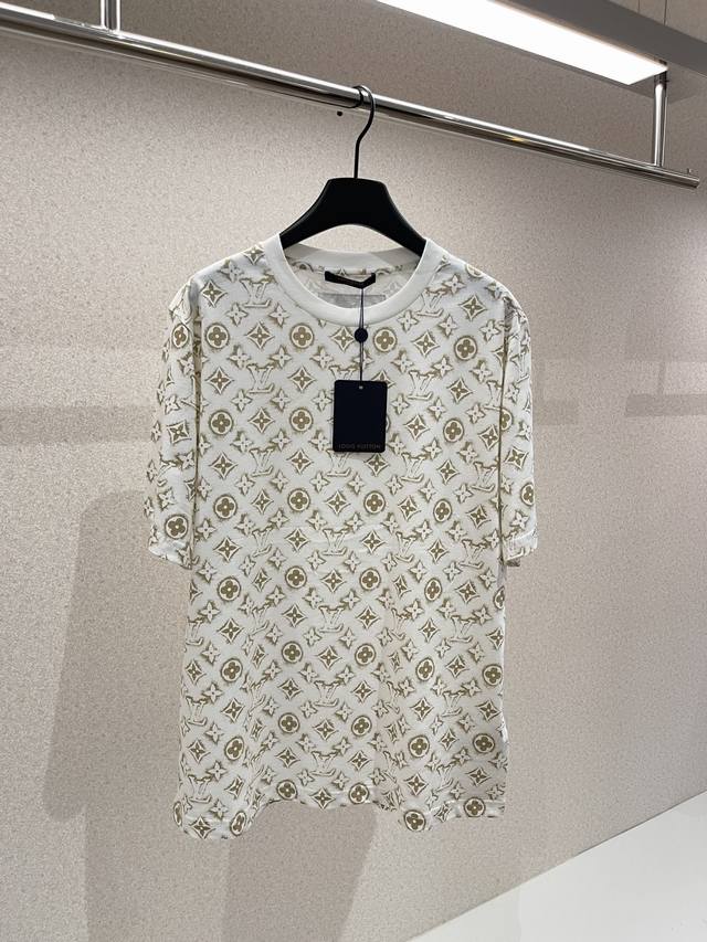 上新！Louis V* Summer 最新爆款满印Tee又来抢钱啦！高级！优雅！Monogram元素太适合夏天了！当之无愧是1V的头牌经典元素！面料是100%进