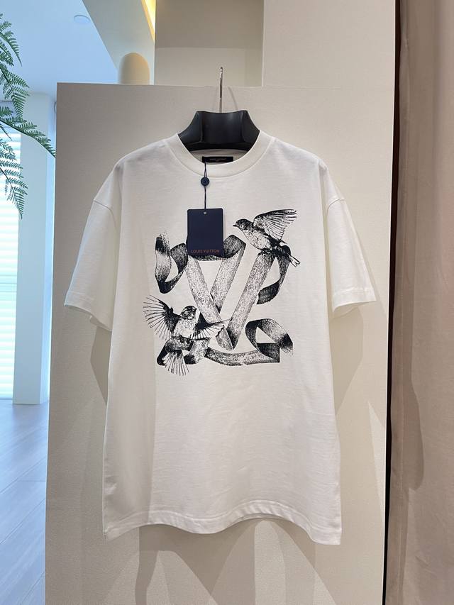 和平鸽印花Tee面料全部定织定染 是有“筋骨” 厚度适中的 不是软塌无“型”的！Tee采用26支240G精梳进口全棉布！面料还做了特殊洗水工艺 所以柔软度也给你