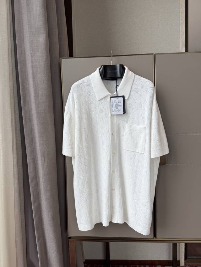 上新！ Louis V* 早秋新品 白色镂空提花针织短袖 就两个字“高级”！面料舒服程度就是想一头钻进去 不想脱了～ 用料 工艺 统统都是原汁原味给到你们反正实