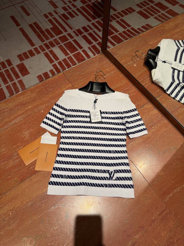 上新！不含包装Louis V* 女士一字领针织Tee 纯原单，专柜大货刚走，咱们同步专柜，衣服很美的说，女神范十足，面料客供，专柜什么样咱们什么样，真的我们反面