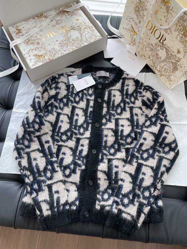 上新！不含包装Dio* X Kwas今年的马海毛系列里个人觉得最带感的一款实物手感炸裂 好到爆！！很有厚度！南方一件过冬！独特刷毛工艺低调的奢华这四个字形容它