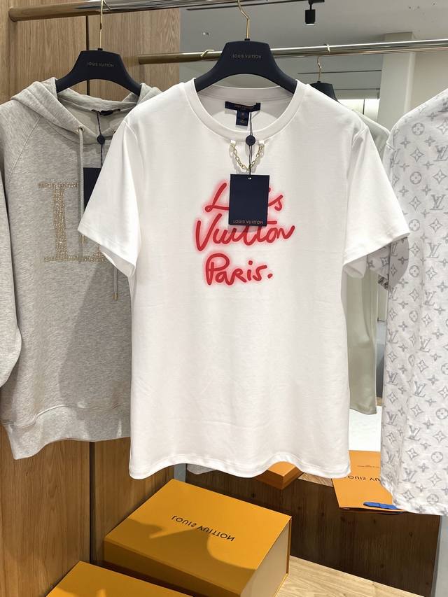 上新！Louis Vuitto* 25Ss春夏新款 链条圆领印花短袖高版出品！常规短袖T恤裁剪 凸显品牌格调 采用克重纯棉制成 垂坠感十足 呈现显瘦视觉效果 胸